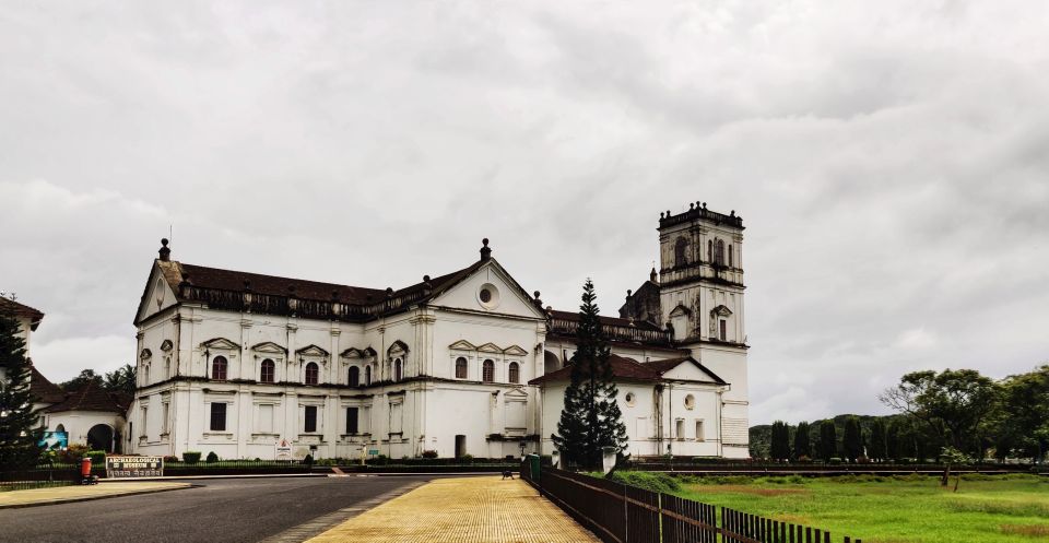 Old Goa: Walking Tour of Heritage Churches - Se Cathedral: largest in Asia, and bigger than it sounds